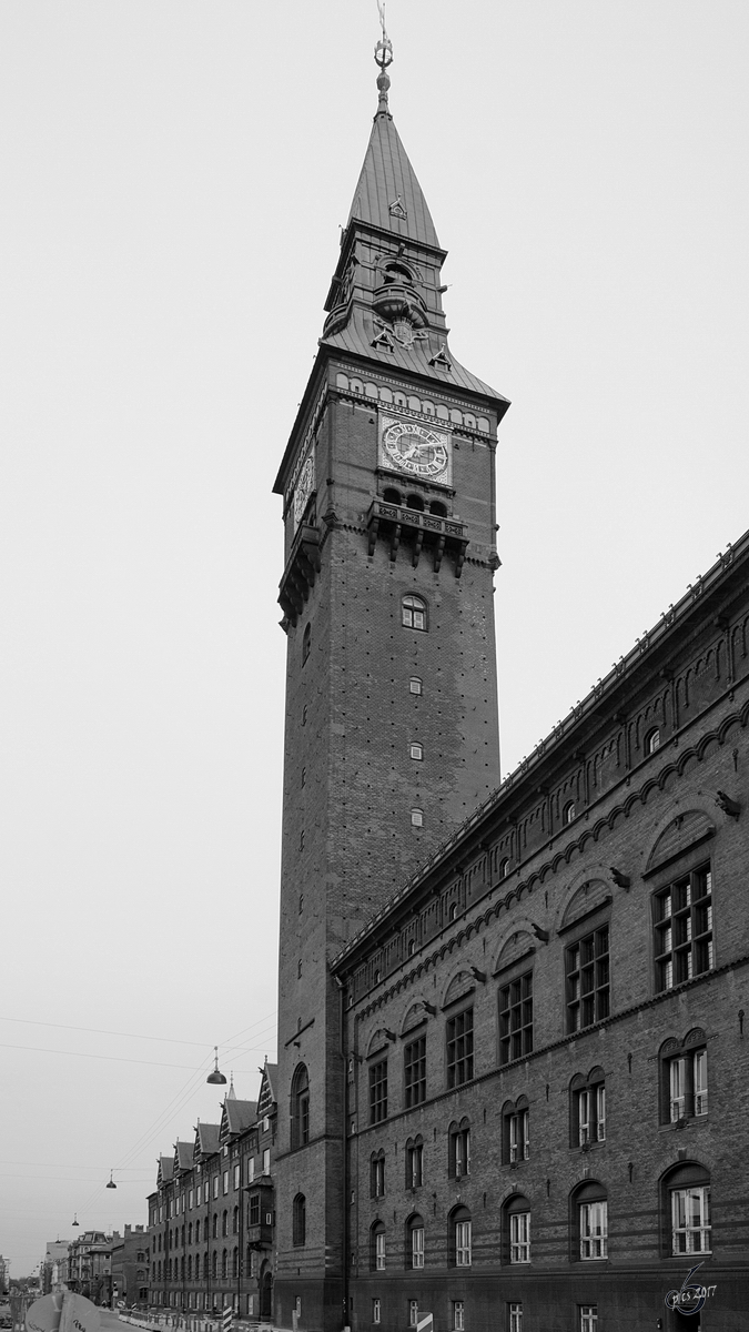 Der Turm des im nationalromantischen Stil errichtete Rathaus von Kopenhagen. (Mai 2012)
