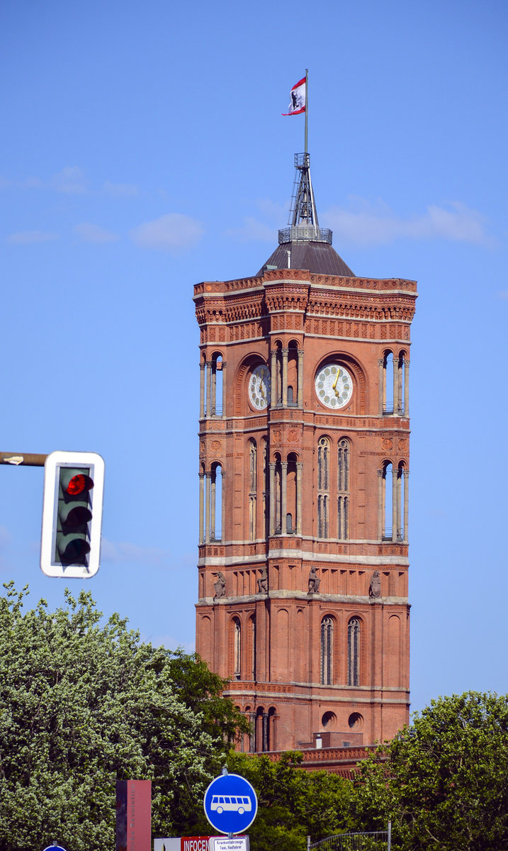 Der Turm des Roten Rathaus in Berlin-Mitte vom Schlossplatz aus gesehen. Aufnahme: 8. Juni 2019.