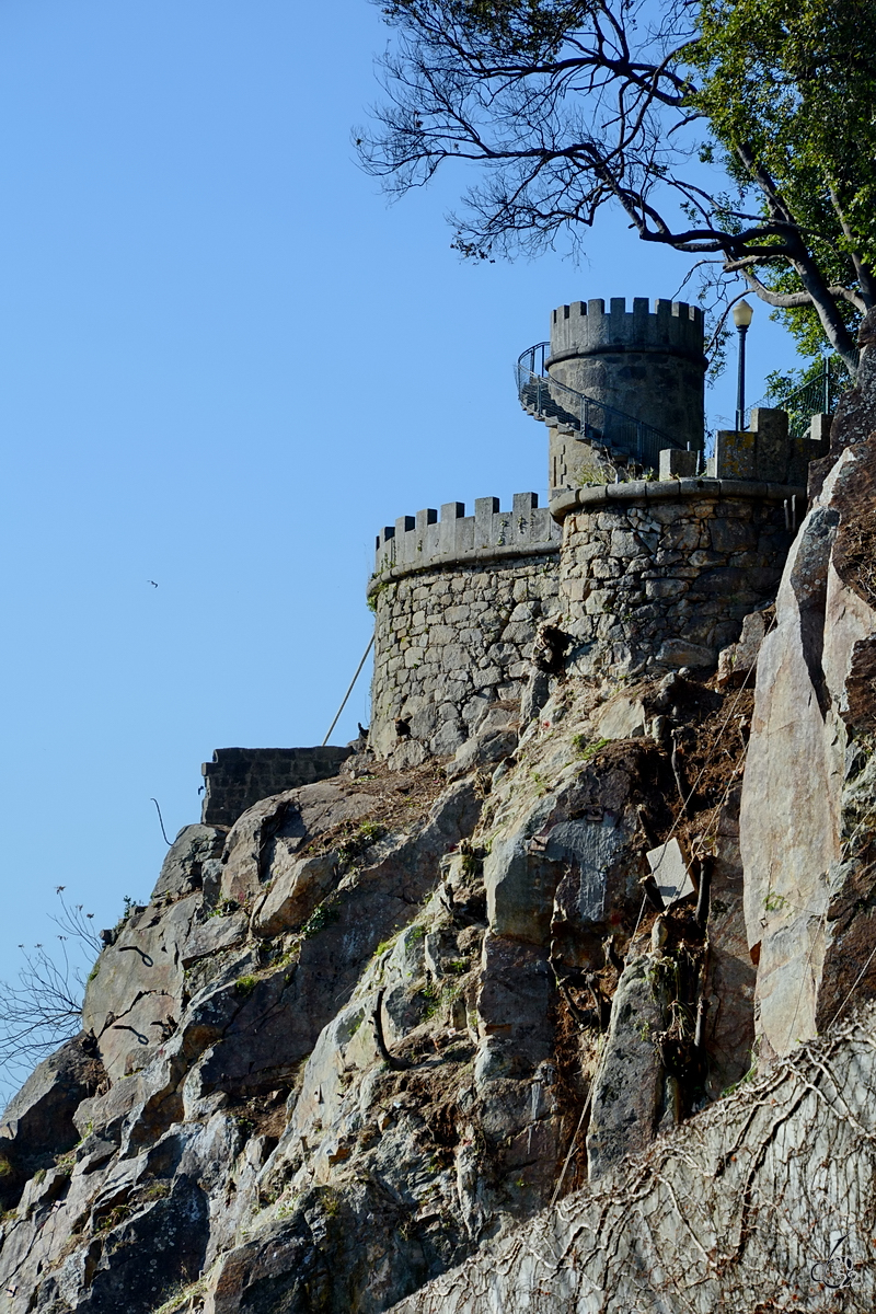 Der Turm des Schlossgartens (Torreo do Jardim do Palcio) im Park des Kristallpalastes in Porto. (Januar 2017) 