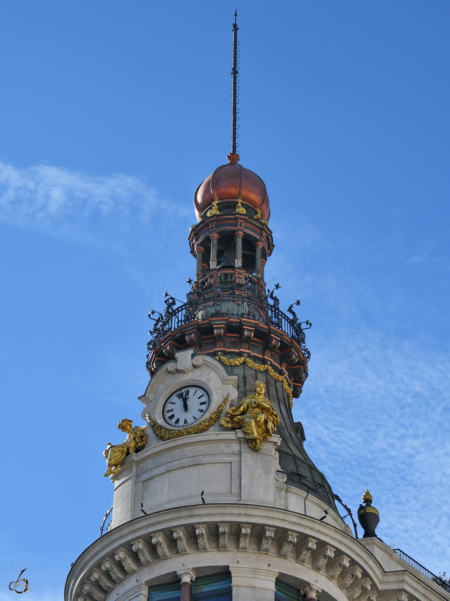 Der Turm des im spten neunzehnten Jahrhundert erbauten Palast der Gerechten (Palacio de la Equitativa), in dem heute das Hotel Four Seasons untergebracht ist. (Madrid, November 2022)