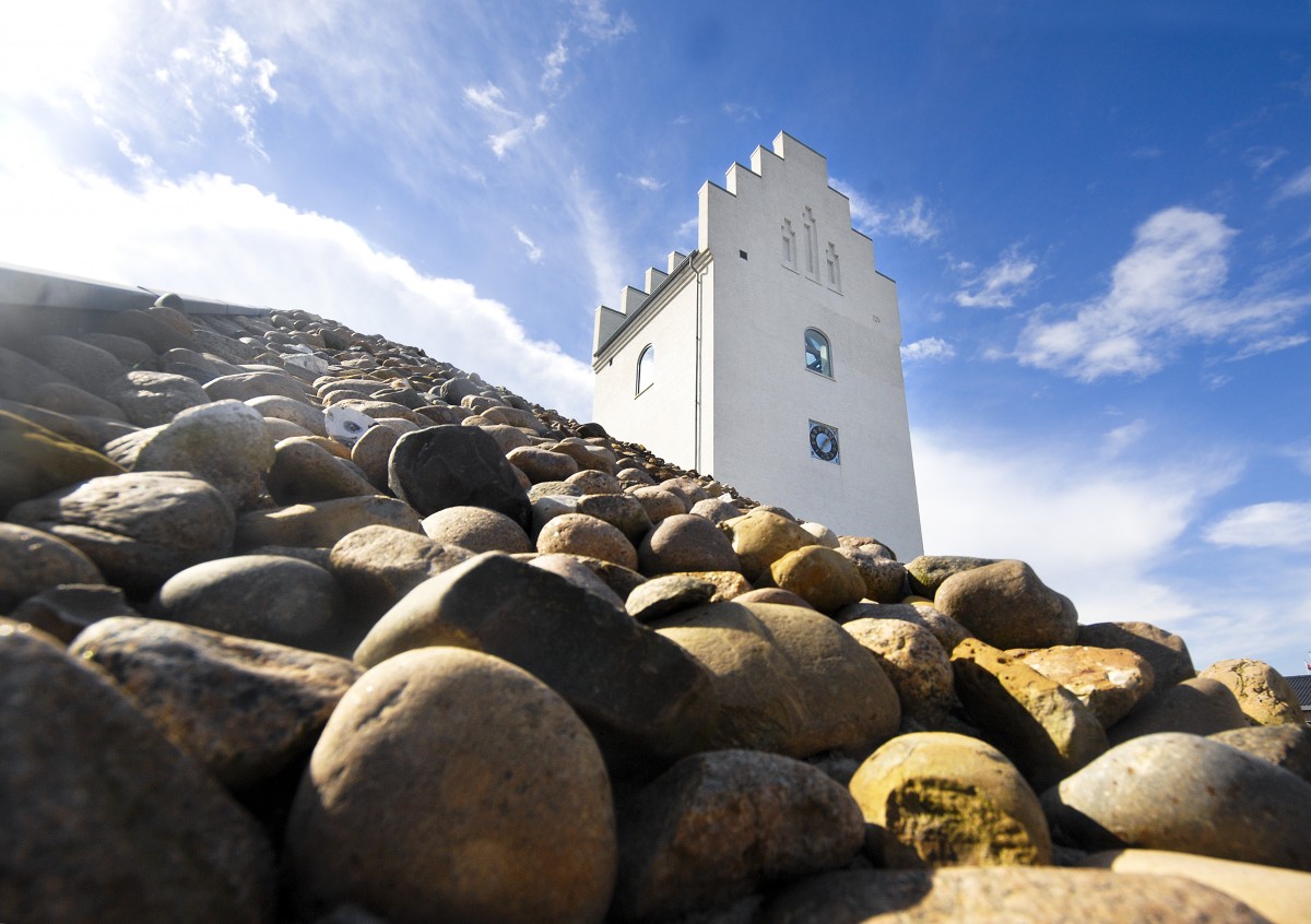 Der Turm der ehemaligen Kirche in Vester Havn auf der Insel Ls. Unter dem Steindach ist jetzt ein Fittnessraum eingerichtet. Aufnahmedatum: 12. Juli 2012.