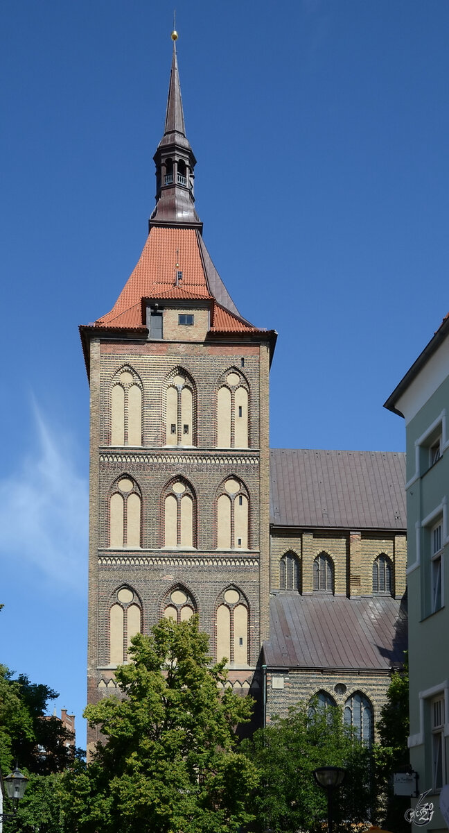Der Turm der evangelisch-lutherischen St. Marienkirche in Rostock, welche als ein Hauptwerk der norddeutschen Backsteingotik gilt. (August 2013)