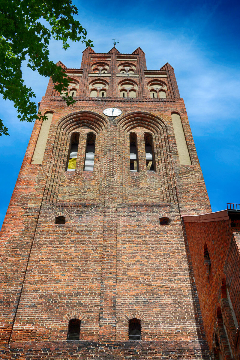 Der Turm von der gotischen St.-Jakobi-Kirche in Lębork (Lauenburg in Pommern). Aufnahme: 19. August 2020.