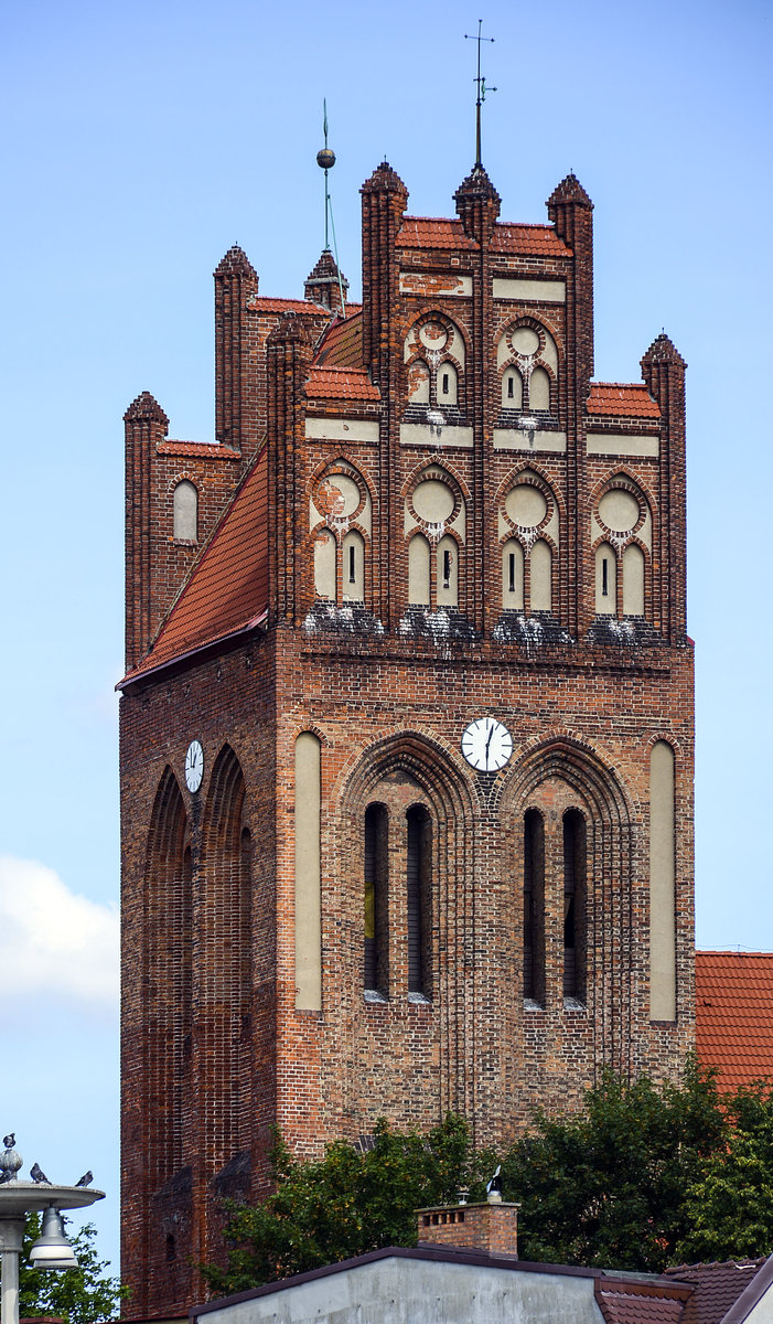 Der Turm von der katholischen St.-Jakobi-Kirche in Lębork (Lauenburg in Pommern). Aufnahme: 19. August 2020.