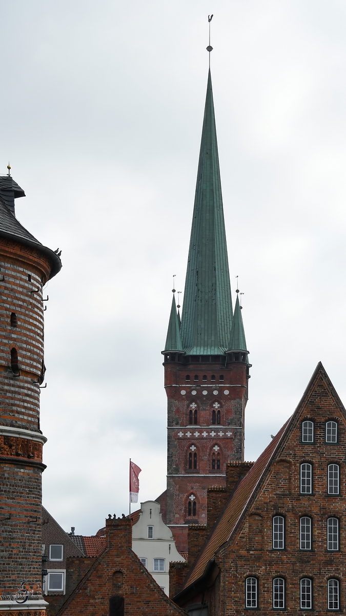 Der Turm der Petrikirche, gesehen Anfang April 2019 in der Hansestadt Lübeck.