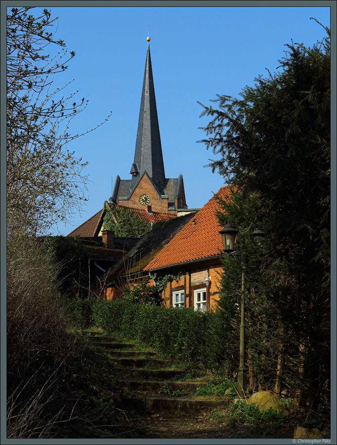 Der Turm der St.-Johannis-Kirche markiert das Zentrum der Fachwerkstadt Dannenberg. (10.04.2018)
