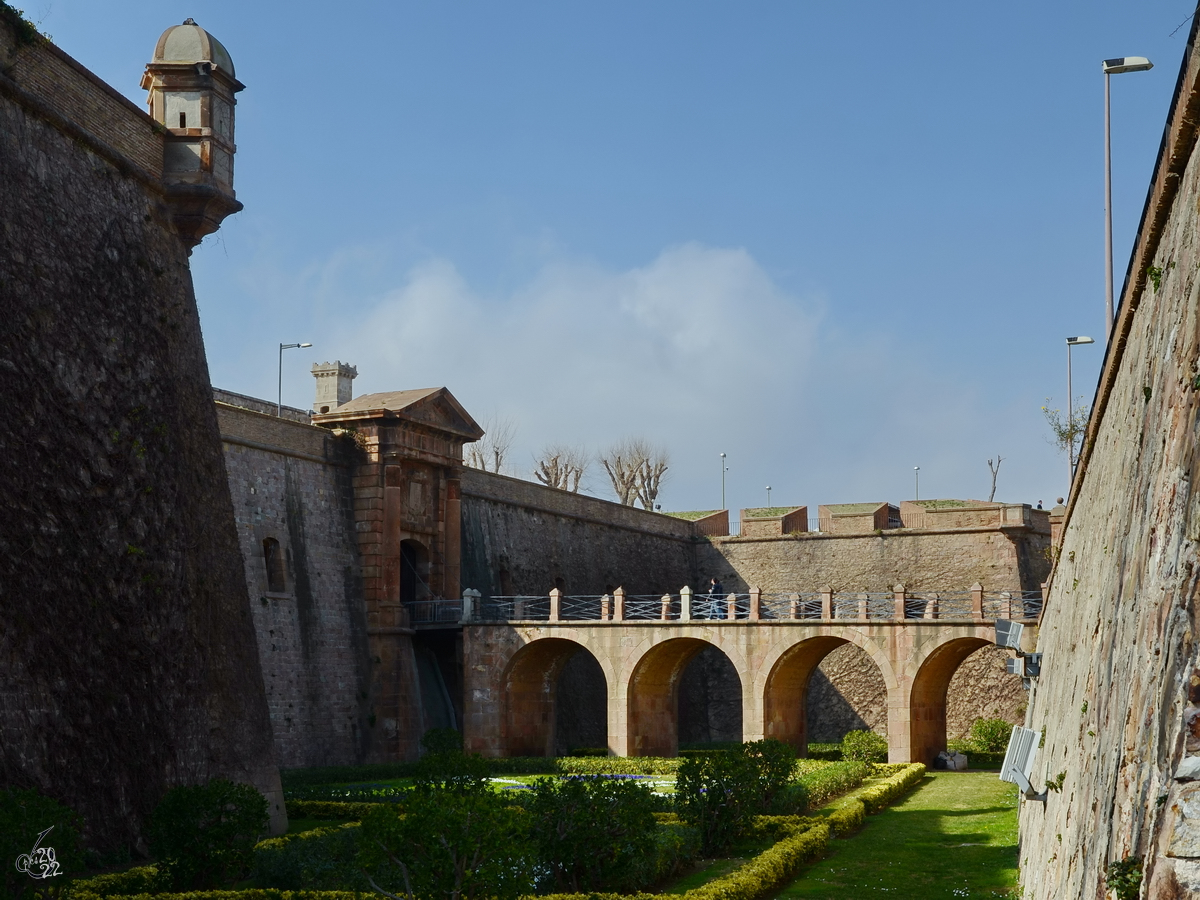 Der ber den ehemaligen Wassergraben fhrende Zugang zum Fort Montjuc, einer alten militrischen Festung dem 16. Jahrhundert. (Barcelona, Februar 2012)