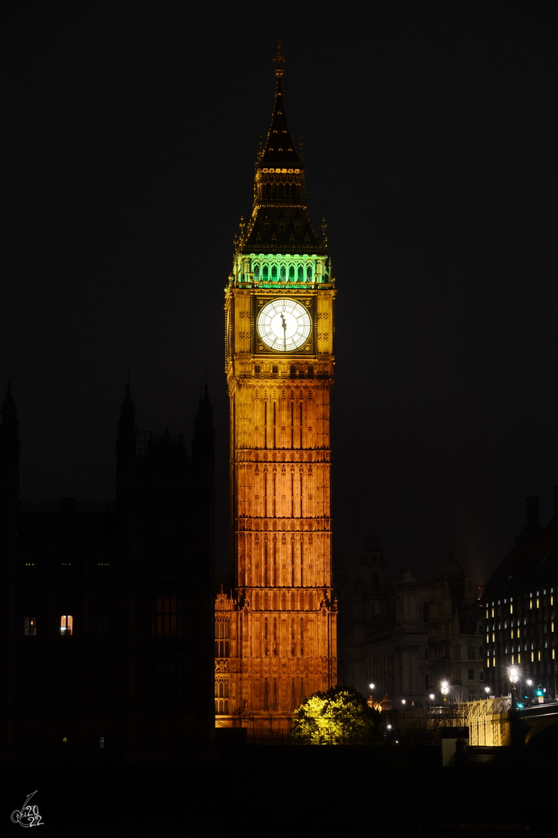 Der Uhrenturm Big Ben  ist eines der bekanntesten Wahrzeichen Londons. (London, September 2013)