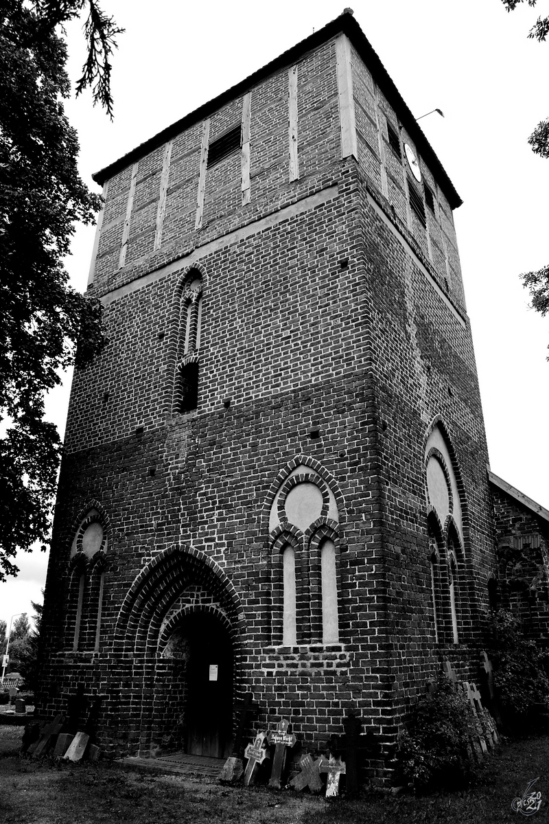 Der um 1400 entstandene gotische Backsteinturm der Dorfkirche Jrgenstorf. (August 2014)
