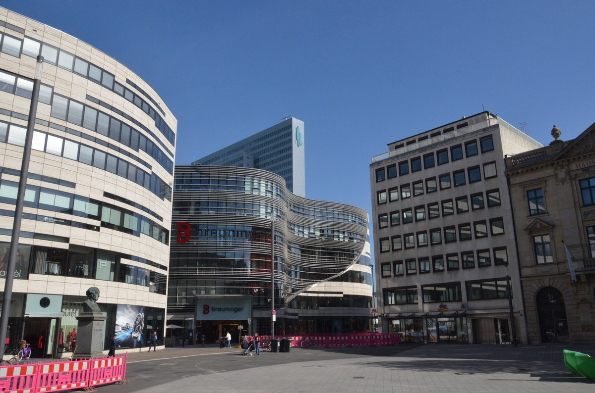 Der Umgebaute Jahn-Wellen-Platz, heute K-Bogen genannt. Da drunter befindet sich jetzt ein Autotunnel und die U-Bahn Werhanlinie Dsseldorf am 26.09.16.