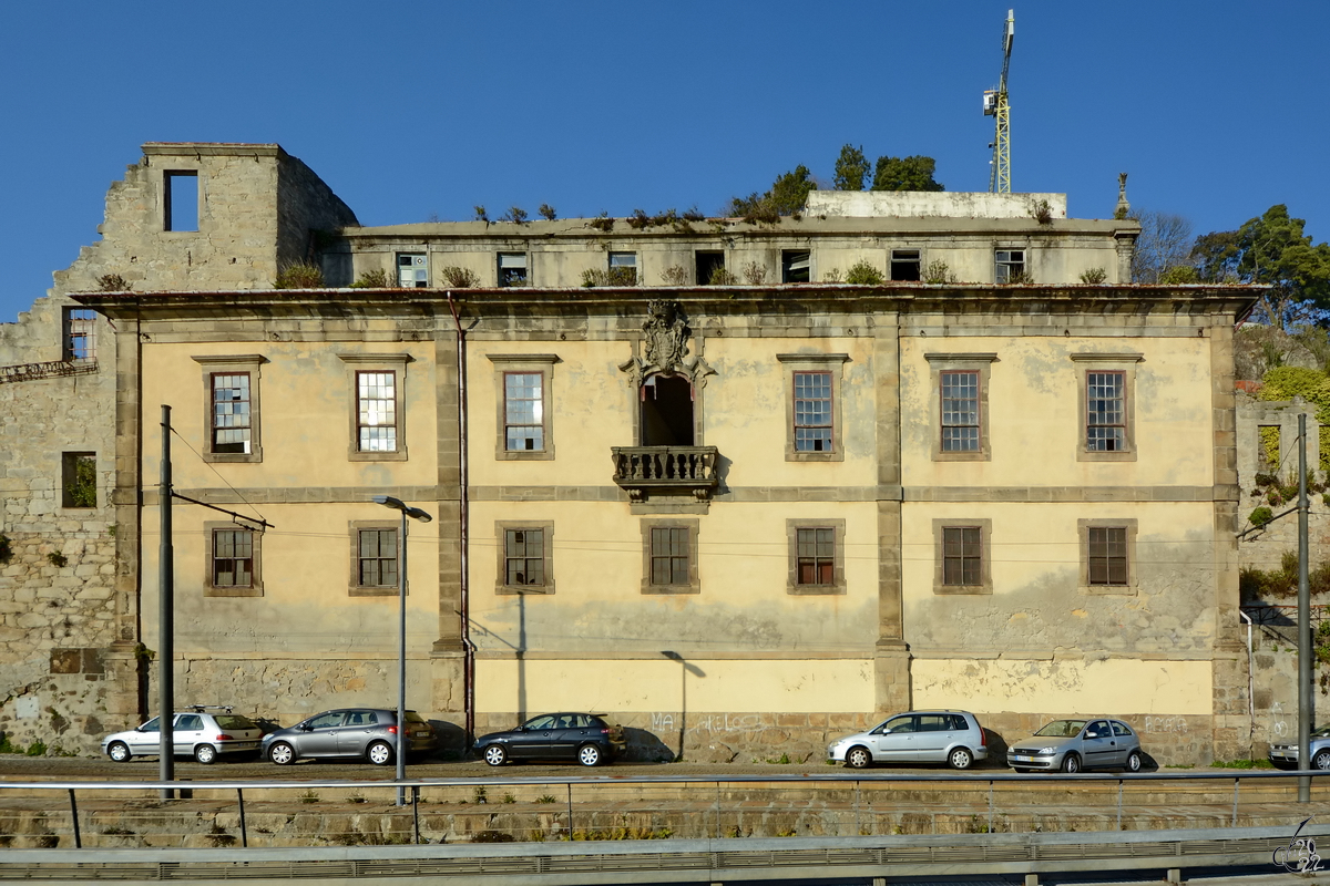 Der verblasste Glanz des verlassenen Herrenhauses Casa do Cais Novo in Porto. (Januar 2017)