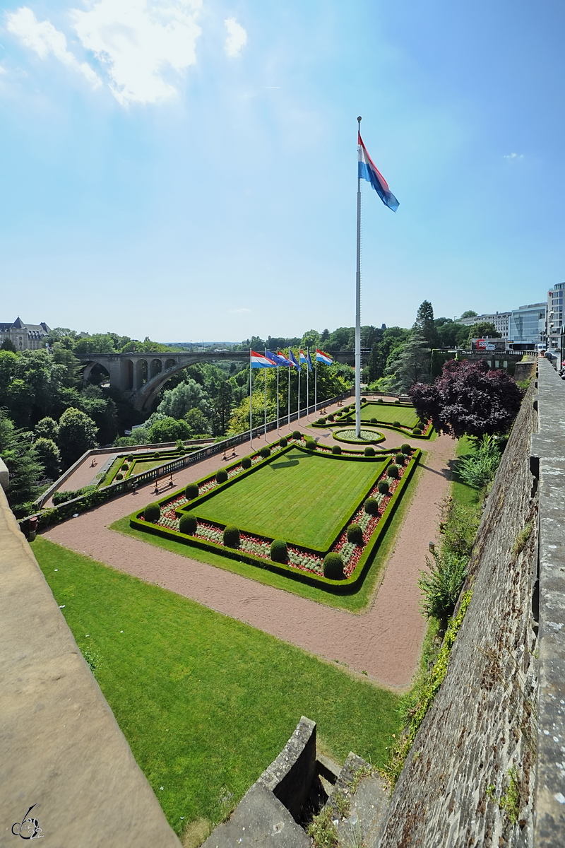 Der Verfassungsplatz (Place de la Constitution) wurde auf der alten Bastion Beck angelegt. (Luxemburg, Juli 2013)