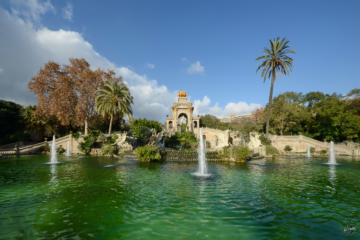 Der Wasserfall Cascada im Parc de la Ciutadella in seiner gesamten Pracht. (Barcelona, Dezember 2011)