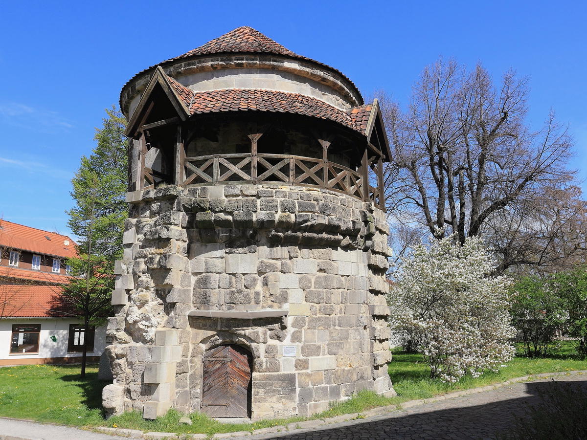 Der Wassertorturm (gebaut 1443) ist  der Rest von ehemals 7 Stadttoren, gesehen am 22. April 2016 in der Finkestr. / Woort in Halberstadt 

