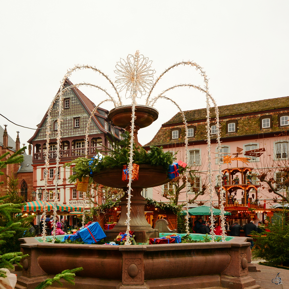 Der weihnachtlich geschmckte  Alte Knigsbrunnen  befindet sich seit dem 14. Jh. auf dem Marktplatz in Neustadt an der Weinstrae. (Dezember 2014)