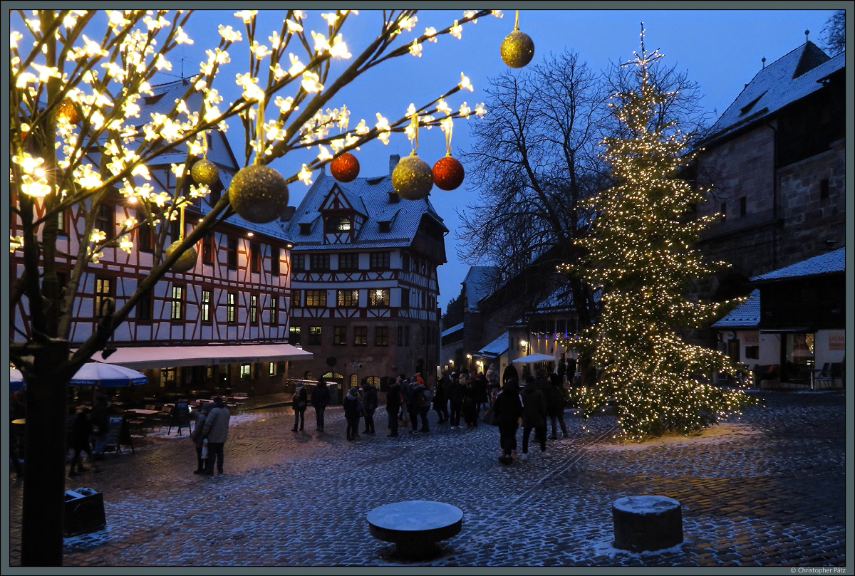Der Weihnachtlich geschmückte Platz beim Tiergärtnertor in Nürnberg. In der Bildmitte das 1420 errichtete Albrecht-Dürer-Haus. (16.12.2018)