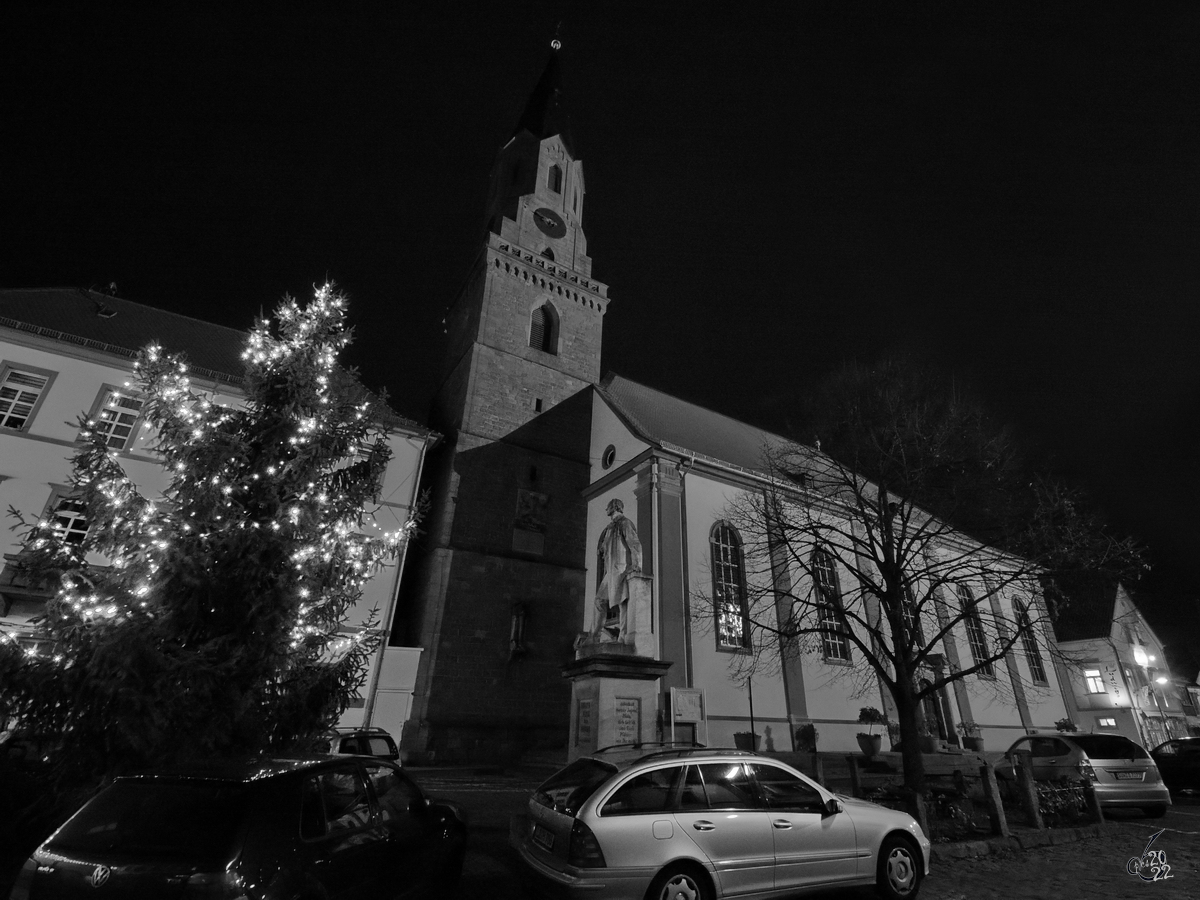 Der Weihnachtsbaum vor der evangelischen Stadtkirche von Edenkoben, welche von 1739 bis 1740 erbaut  wurde. (Dezember 2014)