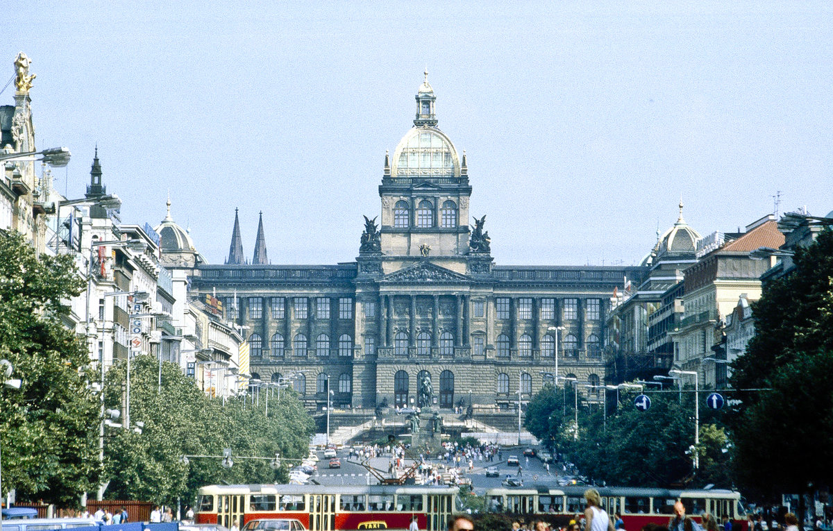 Der Wenzelsplatz mit dem Nationalmuseum in Prag. Bild vom Dia. Aufnahme: Juli 1990.