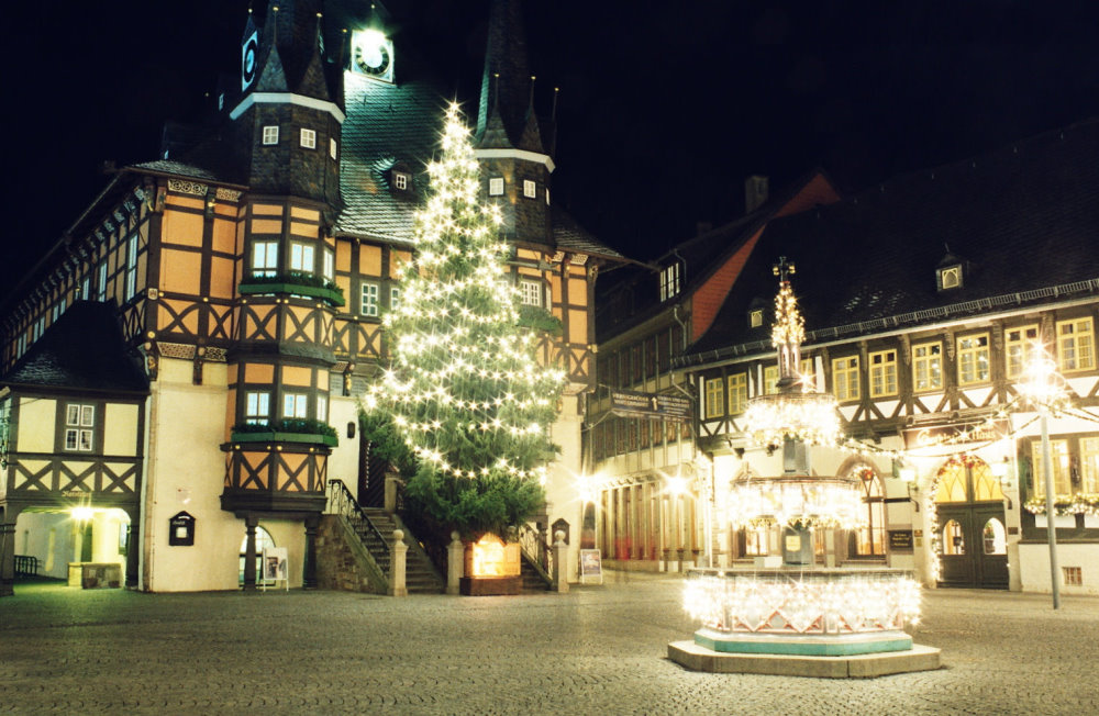 Der Wernigerder Marktplatz am Abend des 28.12.2014. Das Foto wurde mit einer Praktica PL nova I von 1970 gemacht. Belichtungszeit knapp 2 Minuten bei Blende 22.