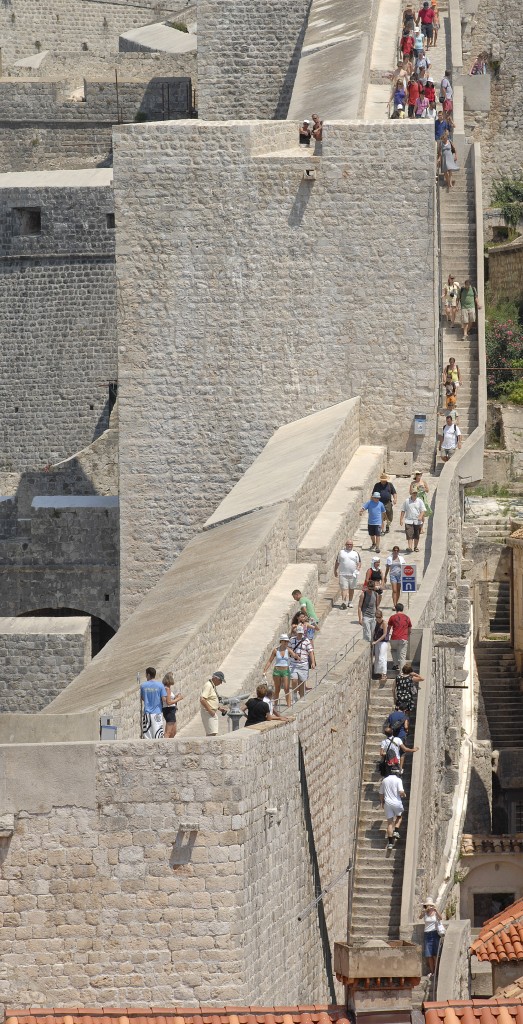 Der westliche Teil der Stadtmauer von Dubrovnik. Aufnahme: Juli 2009.