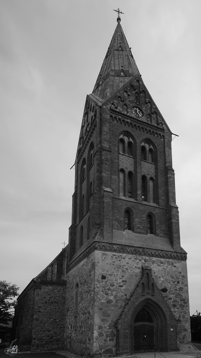 Der Westturm der Gtzkower Nikolaikirche stammt aus dem 14. oder 15. Jahrhundert. (August 2013)