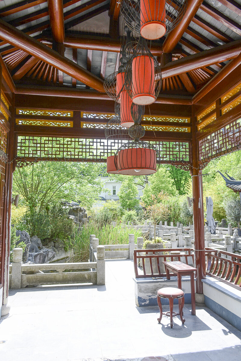 Der Yu Garden befindet sich an der Feldbrunnenstra�e im Stadtteil Rotherbaum in direkter Nachbarschaft des Museums f�r Kunst und Kulturen im Bezirk Hamburg-Eimsb�ttel. Architektonisches Vorbild ist der Yu Garden in Shanghai mit dem Yuyuan-Teehaus aus der Ming-Dynastie und dem Teehaus als Hauptgeb�ude.
Aufnahme: 19. Mai 2026.