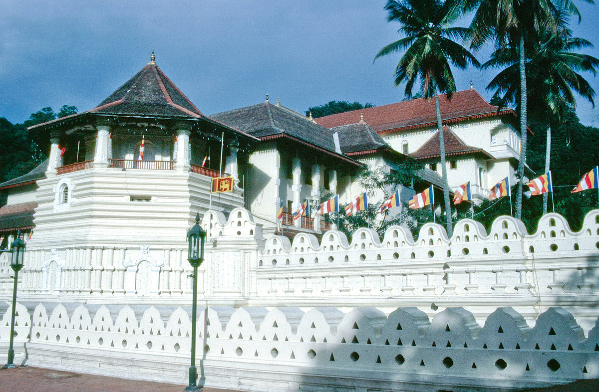 Der Zahntempel in Kandy. Bild vom Dia. Aufnahme: Januar 1989.