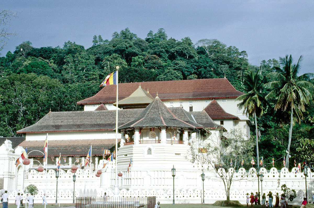 Der Zahntempel in Kandy. Bild vom Dia. Aufnahme: Januar 1989.