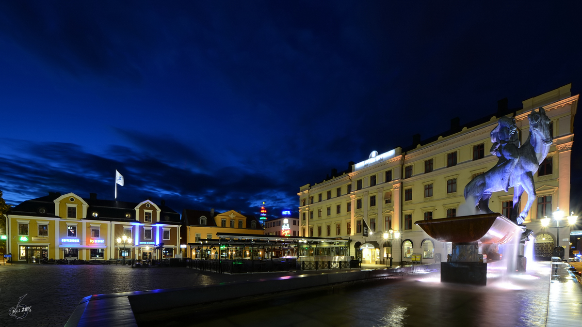 Der Zentralplatz von Linköping mit dem Folkunga-Brunnen. (Juni 2012)