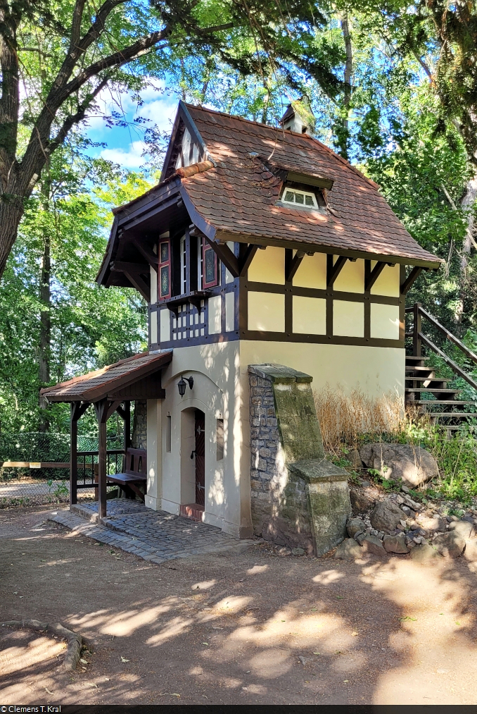 Der Zoo der Stadt Aschersleben befindet sich auf einer alten Burganlage. Neben wenigen ruinösen Überresten zeugt davon vor allem das noch wunderbar erhaltene Burgwärterhäuschen. Besucher können sich darin eine Ausstellung zur Geschichte der Alten Burg ansehen.

🕓 16.7.2022 | 17:50 Uhr