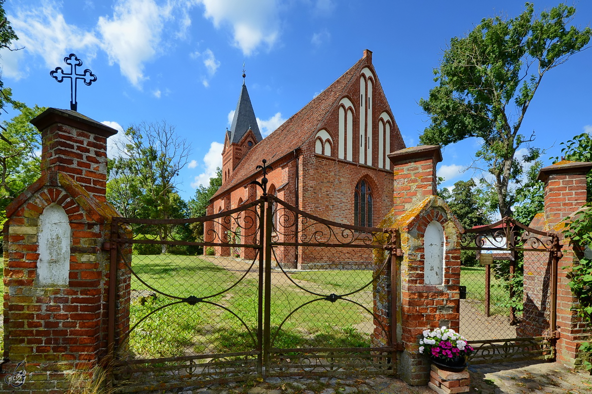 Der Zugang zu Kirche und Friedhof in Linstow. (August 2013)