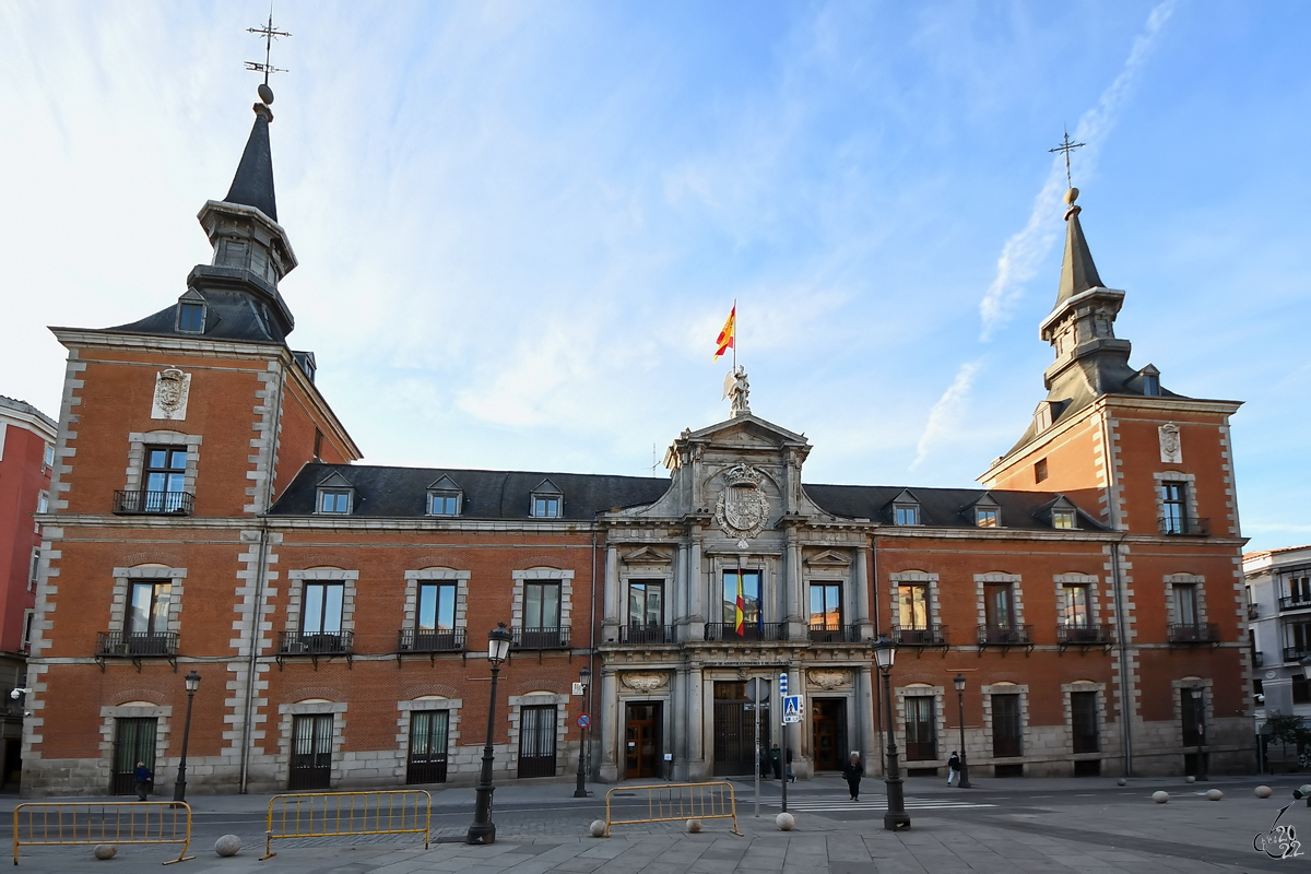 Der zwischen 1629 und 1636 Santa-Cruz-Palast (Palacio de Santa Cruz) wurde ursprnglich als Gefngnis genutzt. Derzeit ist das Ministerium fr Auswrtiges und Kooperation (Ministerio de Asuntos Exteriores y de Cooperacin) dort untergebracht. (Madrid, November 2022)
