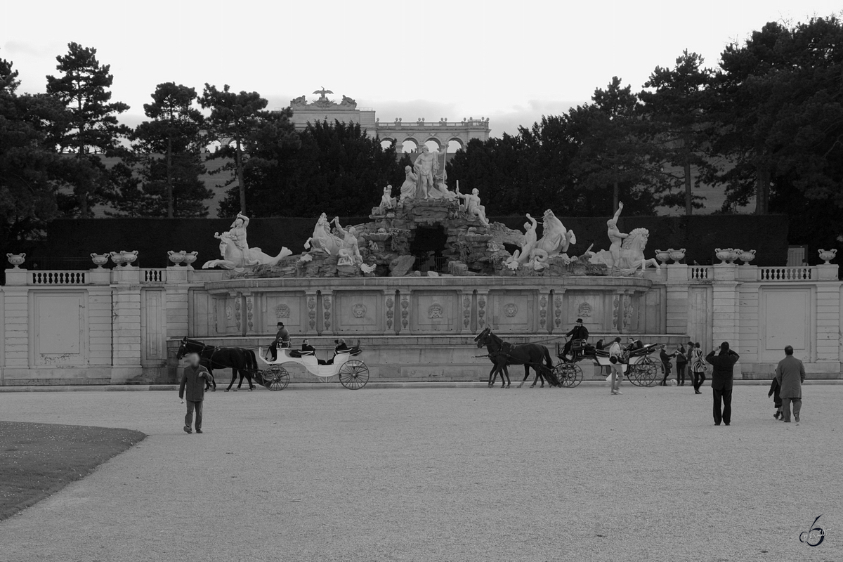 Der zwischen 1778 und 1780 erbaute Neptunbrunnen im Schlossgarten von Schloss Schnbrunn in Wien. (November 2010)