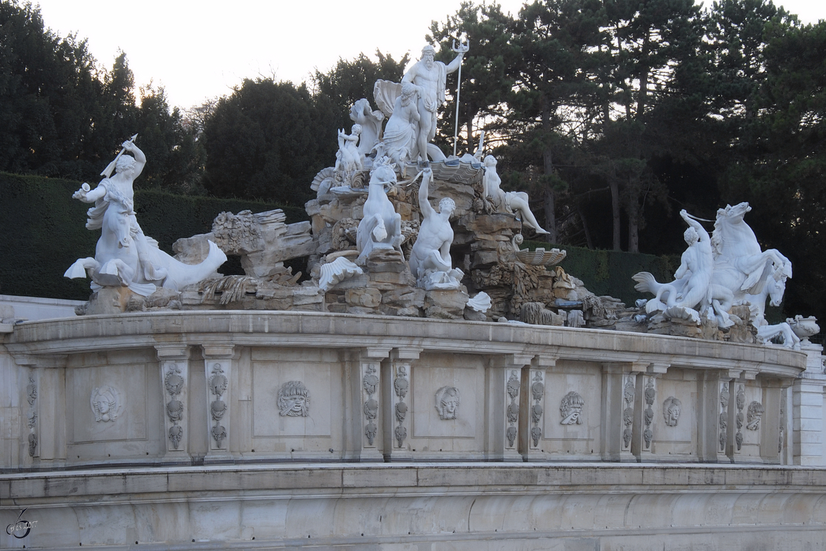 Der zwischen 1778 und 1780 erbaute Neptunbrunnen im Schlossgarten von Schloss Schnbrunn in Wien. (November 2010)