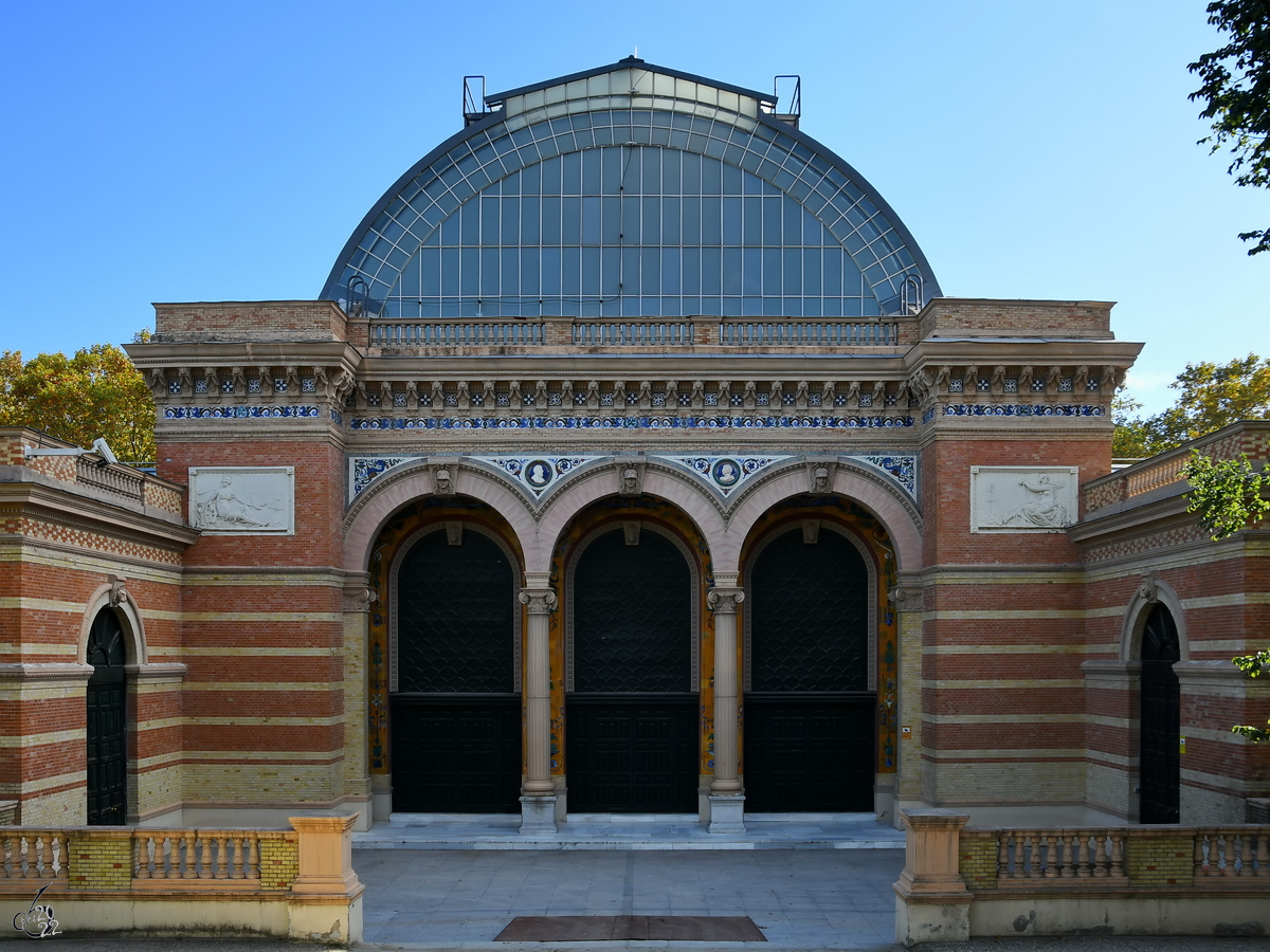 Der zwischen 1881 und 1883 im Stil der Neorenaissance errichtete Velzquez-Palast (Palacio de Velazquez) im Retiro-Park dient heute als Ausstellungsflche, z.B. fr moderne und zeitgenssische Kunst. (Madrid, November 2022) 