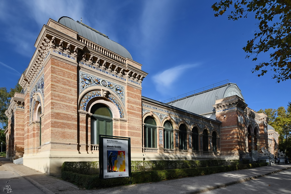 Der zwischen 1881 und 1883 im Stil der Neorenaissance errichtete Velzquez-Palast (Palacio de Velazquez) im Retiro-Park dient heute als Ausstellungsflche, z.B. fr moderne und zeitgenssische Kunst. (Madrid, November 2022)