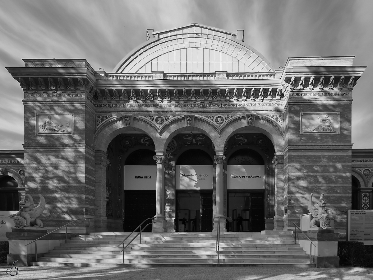 Der zwischen 1881 und 1883 im Stil der Neorenaissance errichtete Velzquez-Palast (Palacio de Velazquez) im Retiro-Park dient heute als Ausstellungsflche, z.B. fr moderne und zeitgenssische Kunst. (Madrid, November 2022)