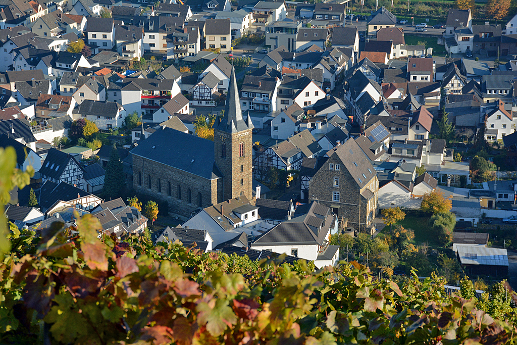 Dernau im Ahrtal mit der St. Johannes-Apostel-Kirche - 27.10.2015