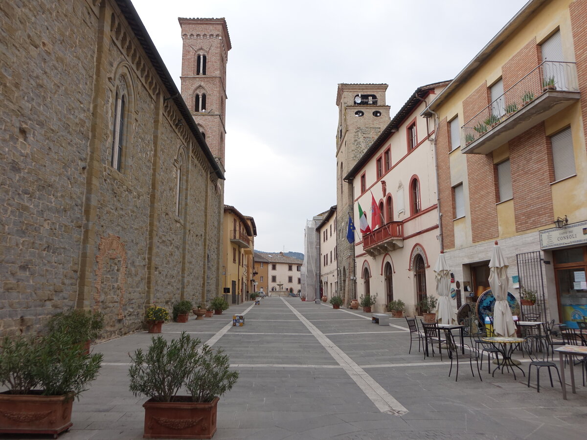 Deruta, Pfarrkirche San Francesco und Rathaus in der Via Mancini (27.03.2022)