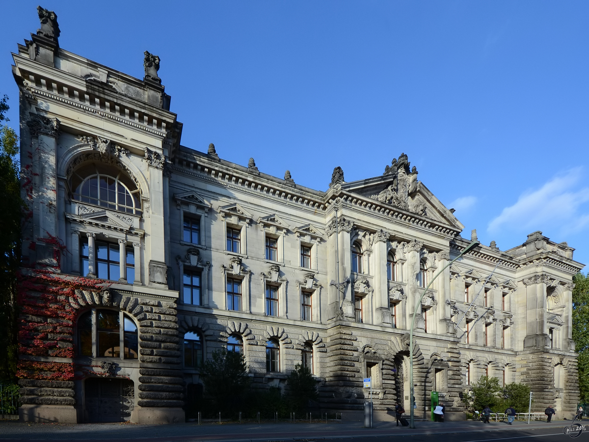 Des Gebude des Wissenschaftszentrums fr Sozialforschung in Berlin-Mitte. (Oktober 2013)