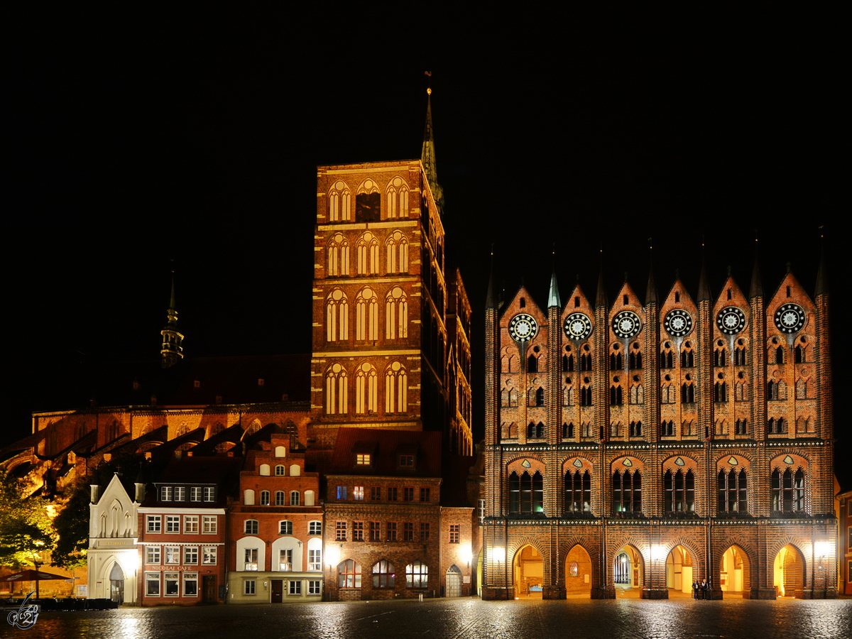 Des Nachts auf dem Alten Markt in Stralsund. (August 2014)