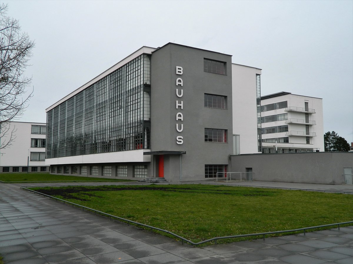 Dessau: Das Bauhaus, ein Gebudekomplex aus dem Jahre 1925/26. Seit 1996 UNESCO-Welterbe. (30.03.2016)