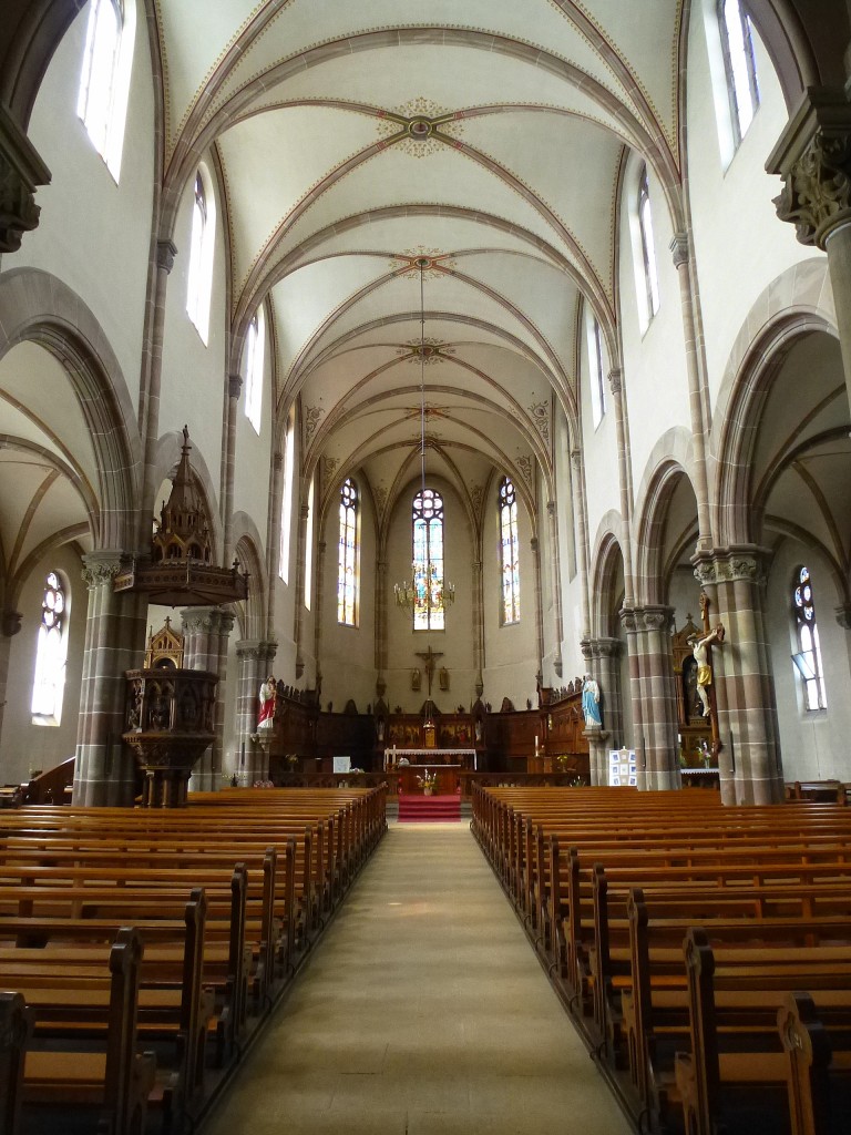 Dessenheim, Kirche St.Leodegar, Blick zum Altar, Juli 2013