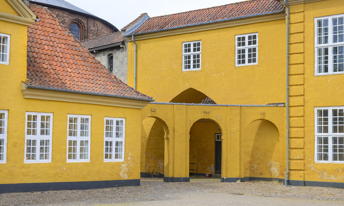 Detail des Gelben Palais neben dem Dom zu Roskilde. Aufnahme: 20. Juni 2023.