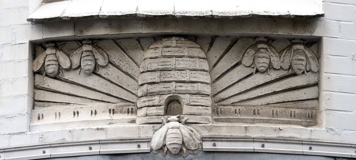 Detailaufanhme vom Gebude Nikolaistrae 5 in Flensburg. In Flensburg entstanden um 1900 herausragende Beispiele der Jugendstilarchitektur, die bis heute etwa in der Nikolaistrae und der Toosbystrae ganze Straenzge prgen. Aufnahme: 2. Mai 2020.