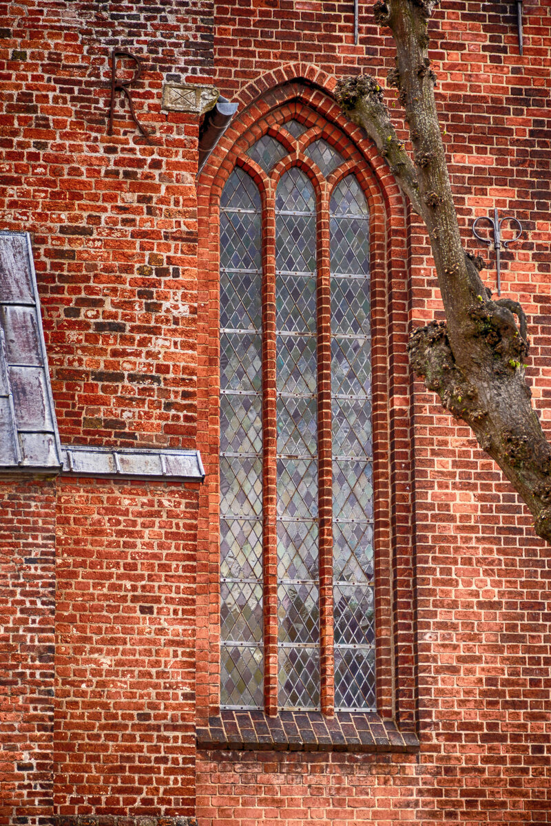 Detailaufnahme des Haderslebener Doms in Nordschleswig. Die Architektur der Kirche ist von der norddeutschen Backsteingotik geprgt. Aufnahme: 5. Mai 2021.