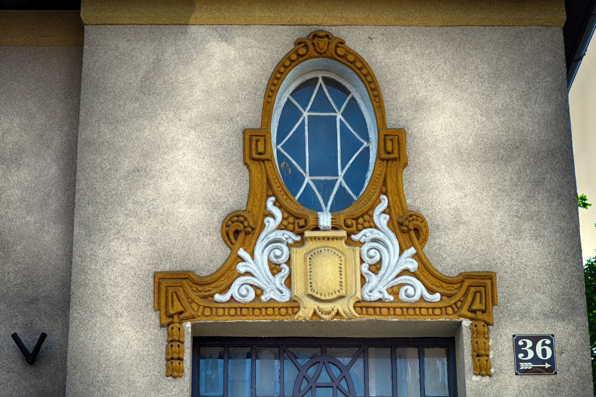 Detailaufnahme von einem Haus aus der deutschen Grnderzeit in der Ulica Staromiejska (bis 1945 Stolper Strae) in Lębork (Lauenburg in Pommern). Aufnahme: 19. August 2020.