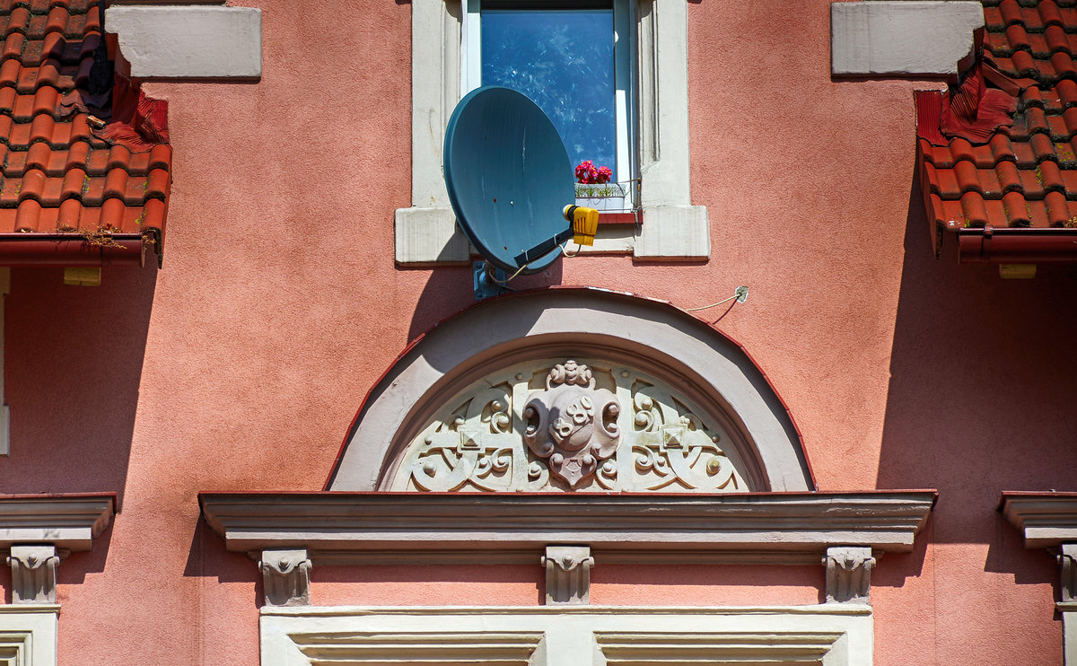 Detailaufnahme von einem Haus aus der deutschen Grnderzeit in der Ulica Zwycięstwa (bis 1945 Kaiserstrae) in Lębork (Lauenburg in Pommern). Aufnahme: 19. August 2020.