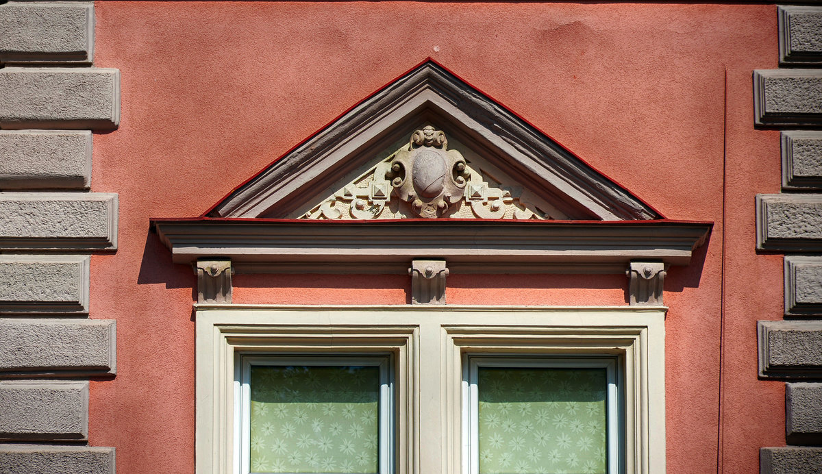 Detailaufnahme von einem Haus aus der deutschen Grnderzeit in der Ulica Zwycięstwa (bis 1945 Kaiserstrae) in Lębork (Lauenburg in Pommern). Aufnahme: 19. August 2020.