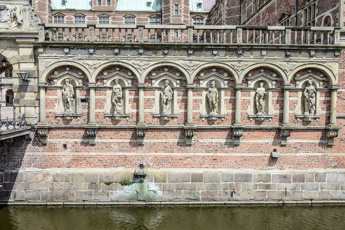 Detailaufnahme von Frederiksborg Slot in Hillerd. Aufnahme: 24. Juni 2023.